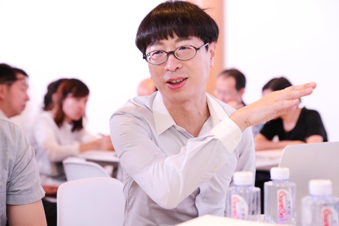 <p>Professor Anthony Fung unveiled the result of the “Pandemic and People’s Consumption Behaviours” survey report conducted by Centre for Communication and Public Opinion Survey, CUHK at Link’s “Post-COVID Retail Strategy and Innovation” Forum.</p>
